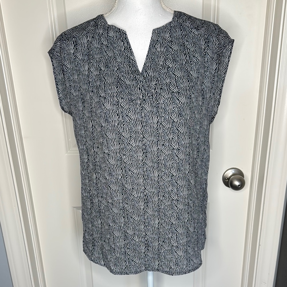NWOT Banana Republic Navy and White Patterned Women's blouse size Small
